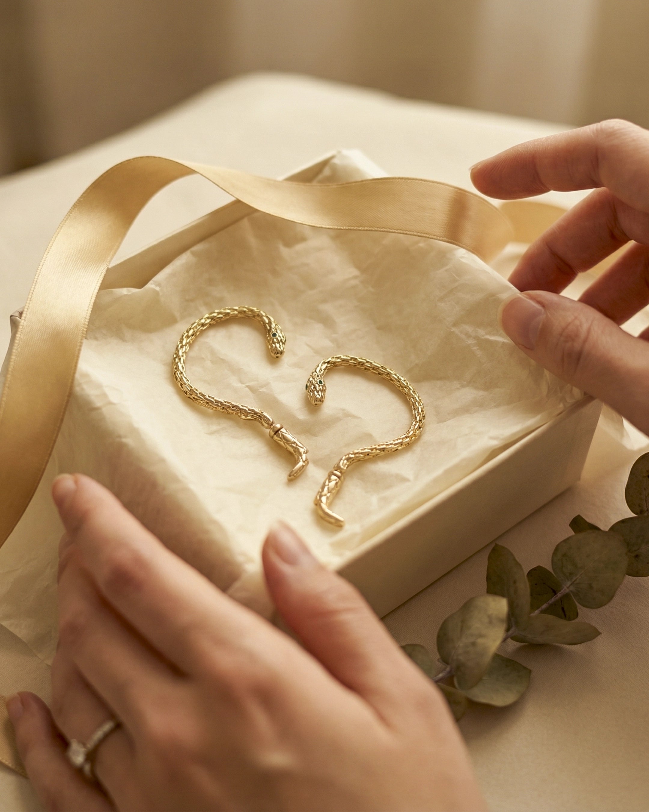 Aretes Honey Serpent – Pequeña, dorada, irresistible