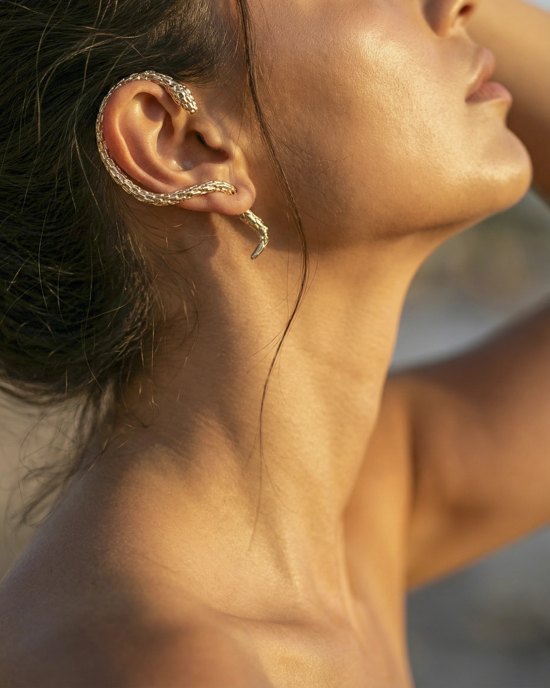 Aretes Honey Serpent – Pequeña, dorada, irresistible