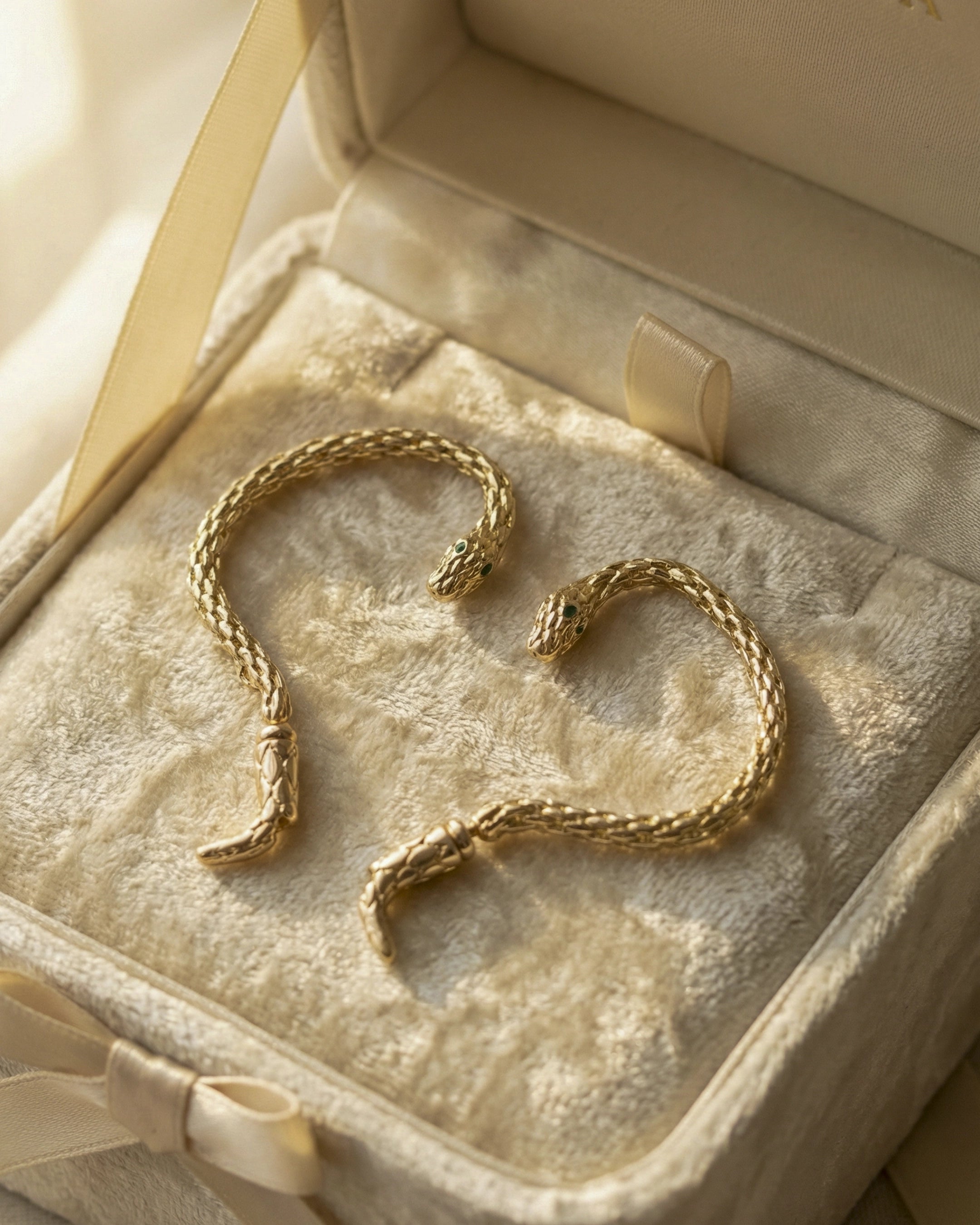 Aretes Honey Serpent – Pequeña, dorada, irresistible