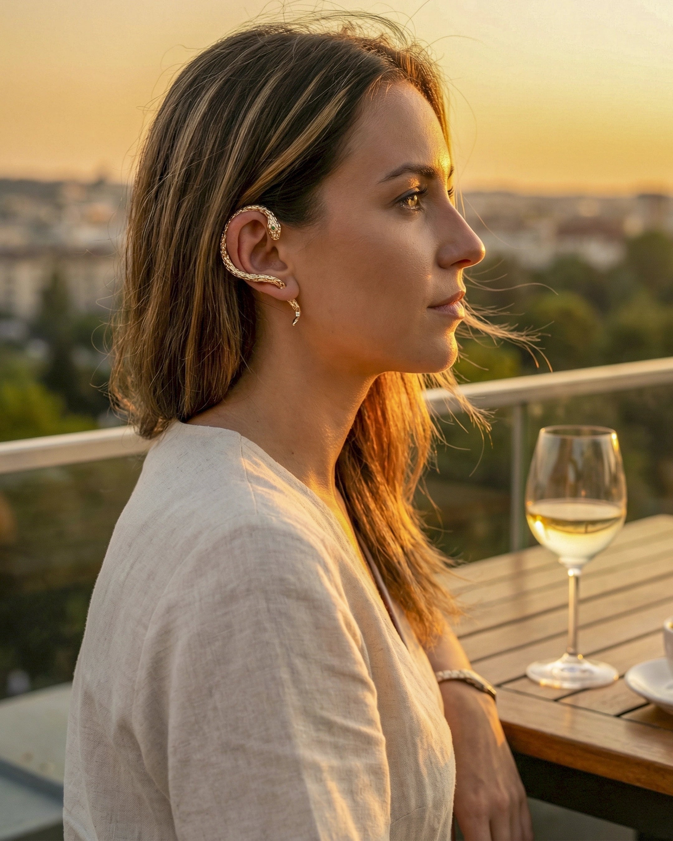 Aretes Honey Serpent – Pequeña, dorada, irresistible