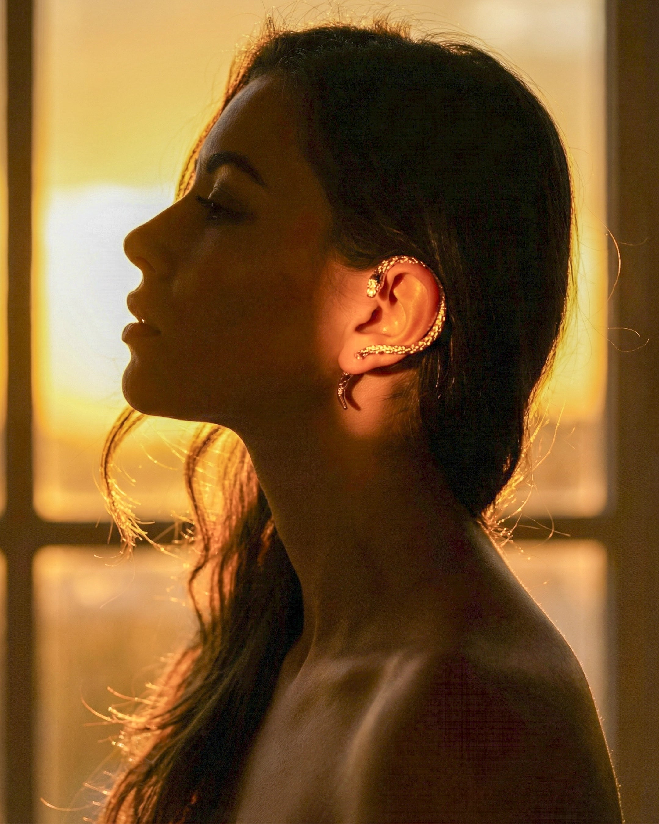 Aretes Honey Serpent – Pequeña, dorada, irresistible