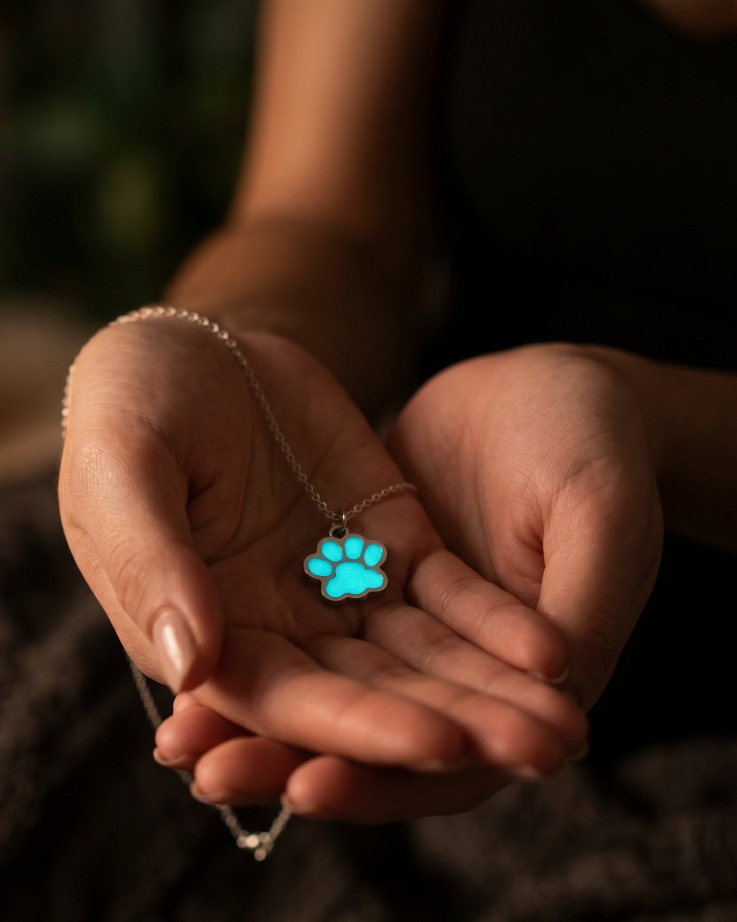 Collar Huellita – Brilla en la Oscuridad