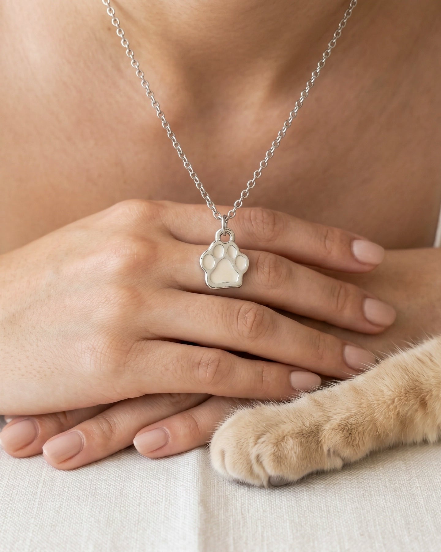 Collar Huellita – Brilla en la Oscuridad